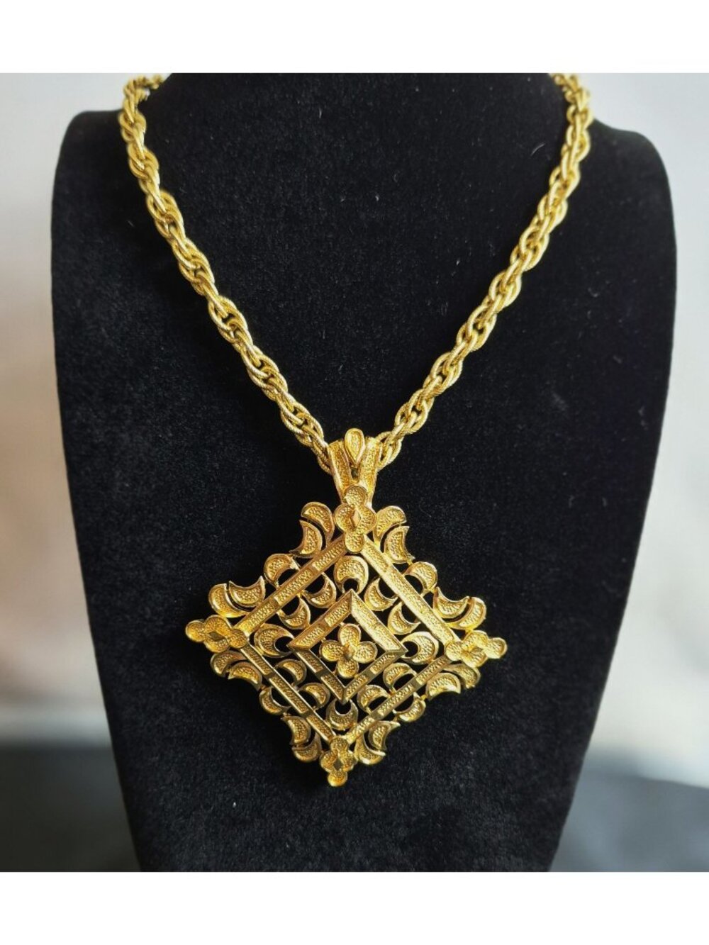 Vintage Trifari Gold Tone Filigree Pendant Necklace Ornate Statement Jewelry